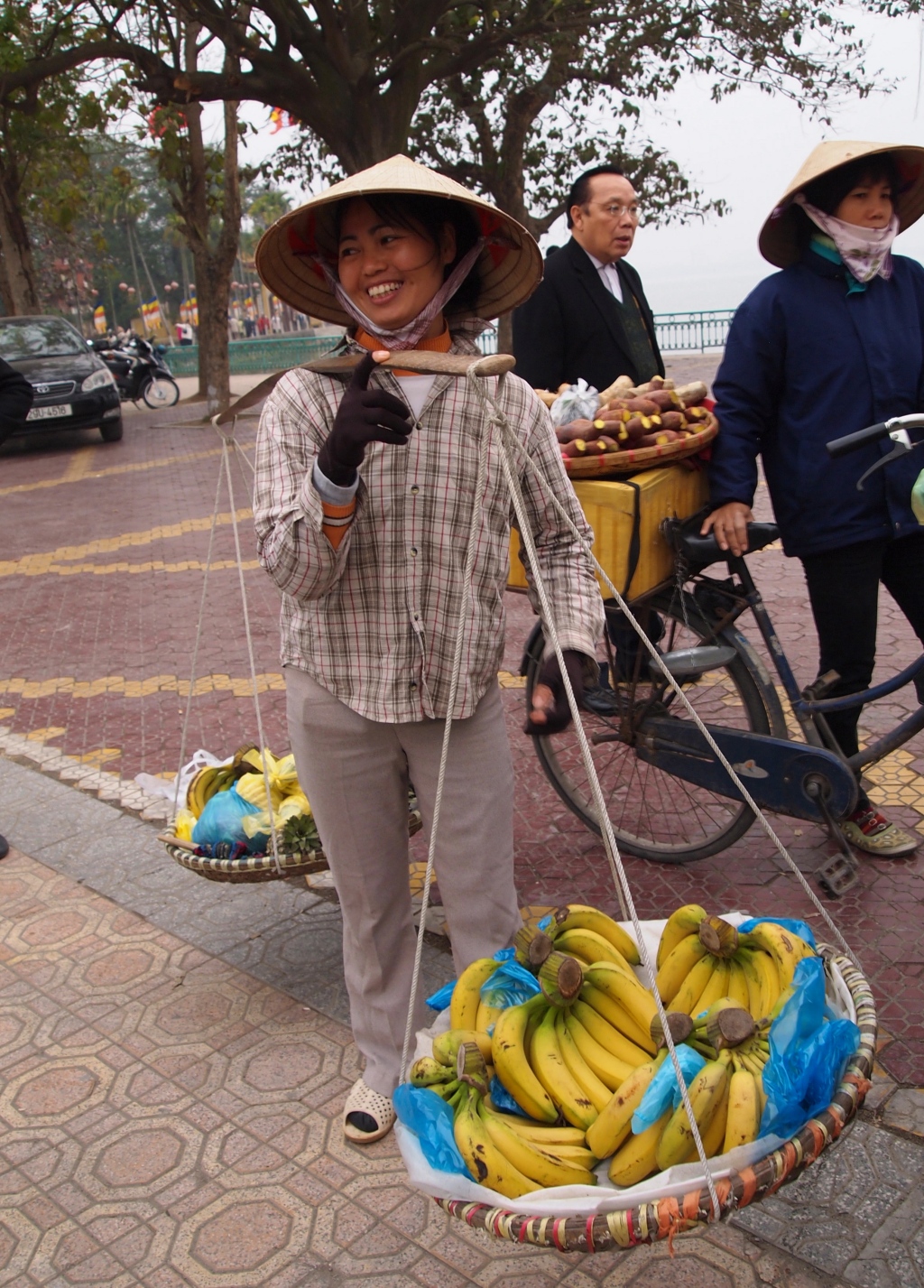 selling bananas in Hanoi